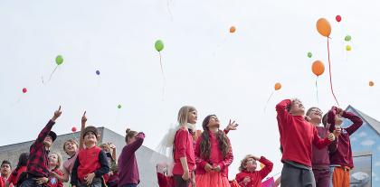 Eleverne har fokus på de farverige balloner Fotograf: Katrine Catalan