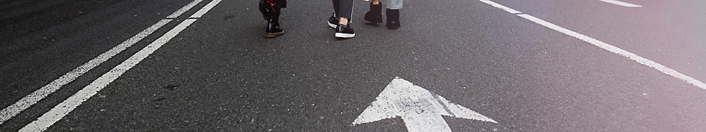 Unge går på en vej - Fotograf: Katrine Catalan